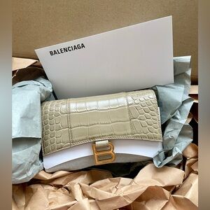 BrandNew Balenciaga Hourglass Wallet on Chain Crocodile Embossed in Beige2 color